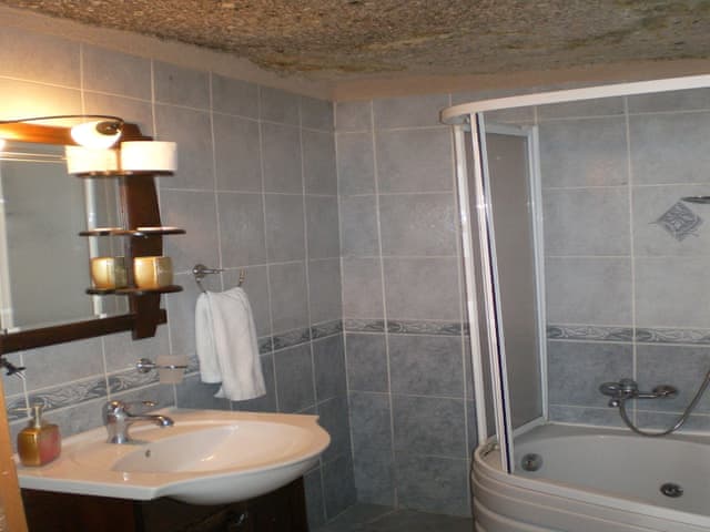 Family Triple Deluxe Cave Room