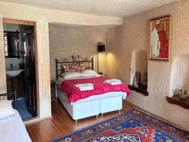 Family Triple Deluxe Cave Room