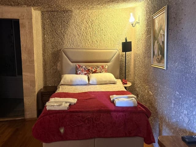 Family Triple Deluxe Cave Room