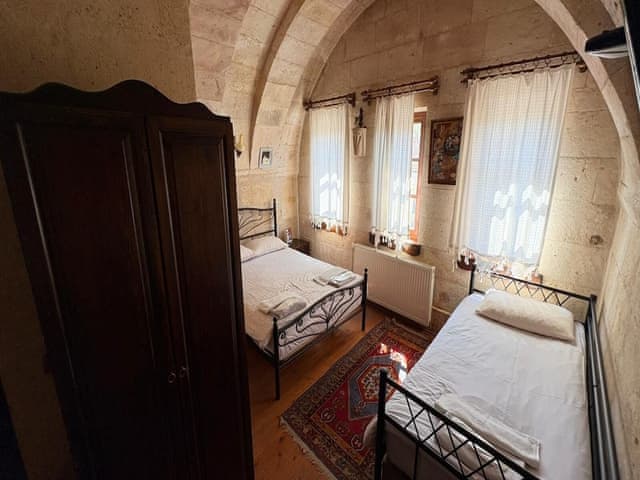 Family triple arch room