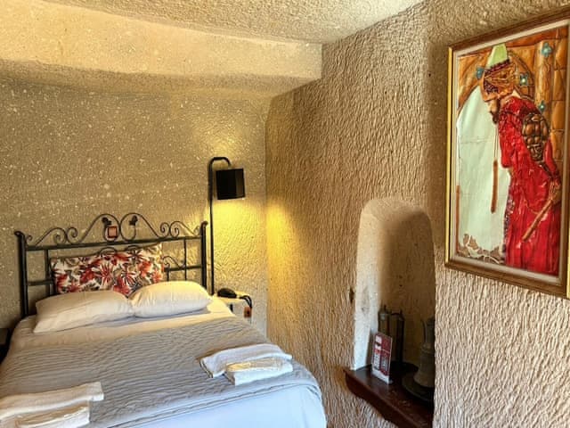 Family Triple Deluxe Cave Room