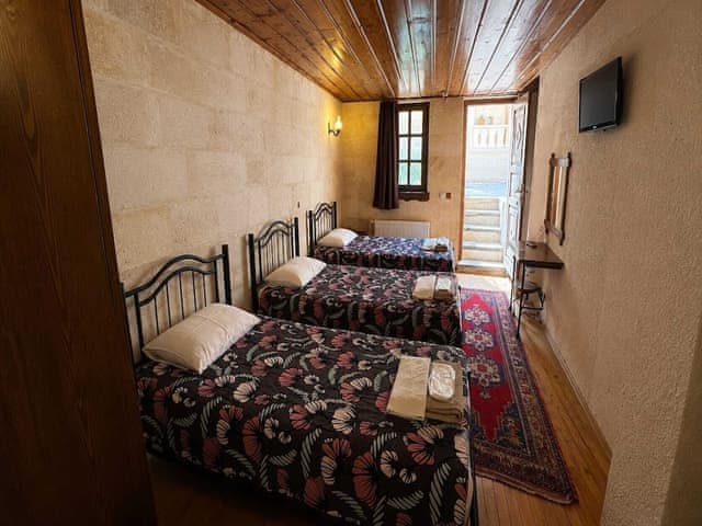 Economic Triple Cave Room