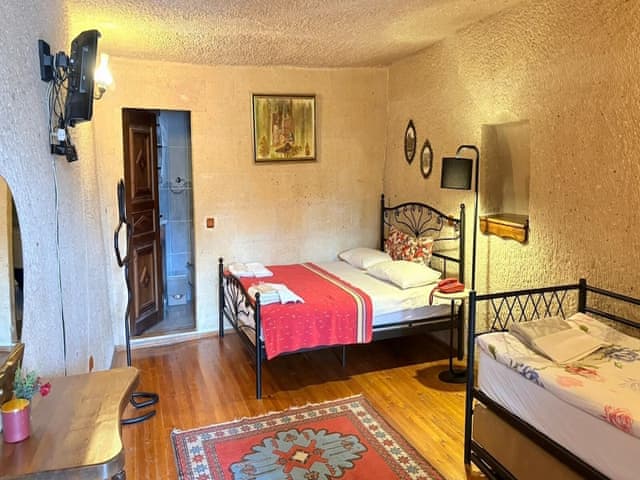 Family Triple Deluxe Cave Room
