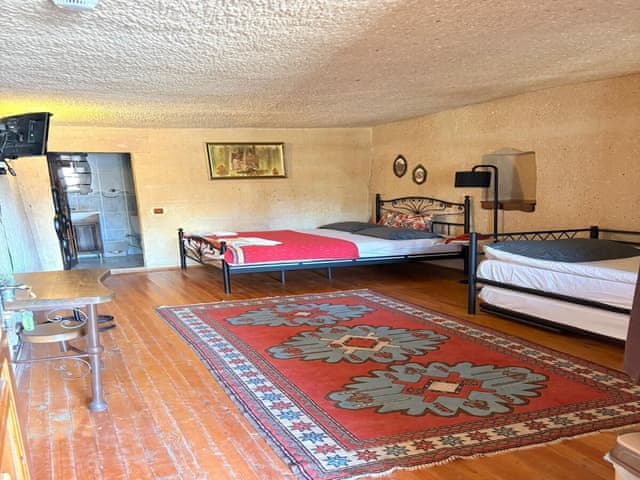 Family Triple Deluxe Cave Room