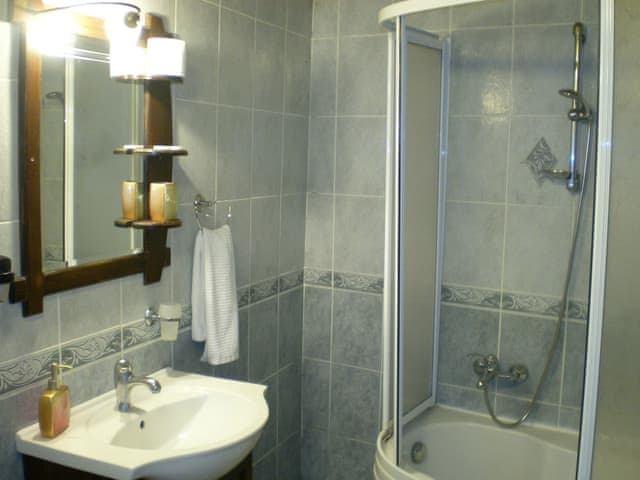 Family Triple Deluxe Cave Room