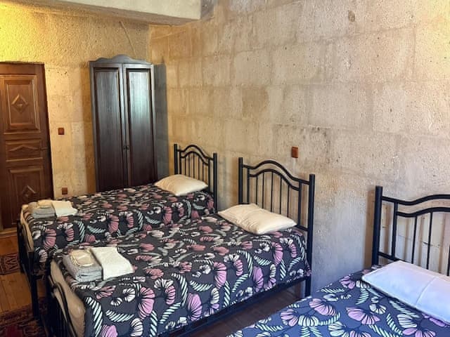 Economic Triple Cave Room