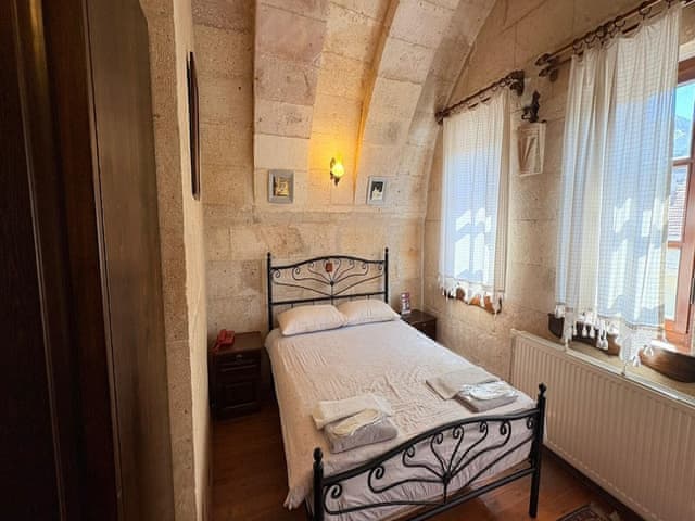 Family triple arch room