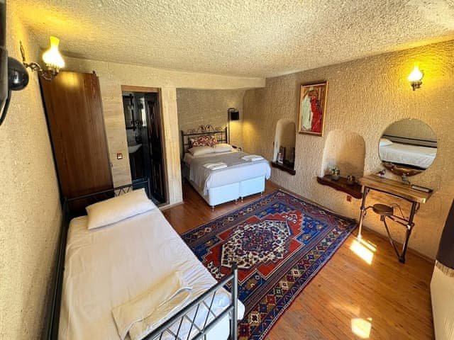 Family Triple Deluxe Cave Room
