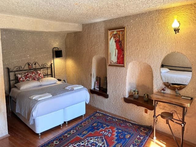 Family Triple Deluxe Cave Room