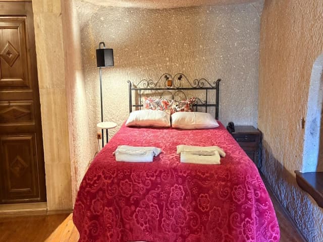 Family Triple Deluxe Cave Room