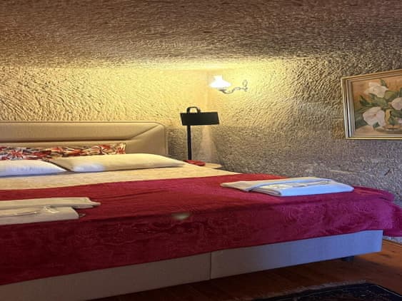 Family Triple Deluxe Cave Room