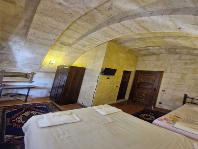 Family triple arch room