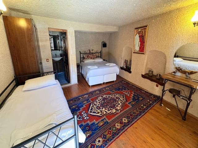 Family Triple Deluxe Cave Room