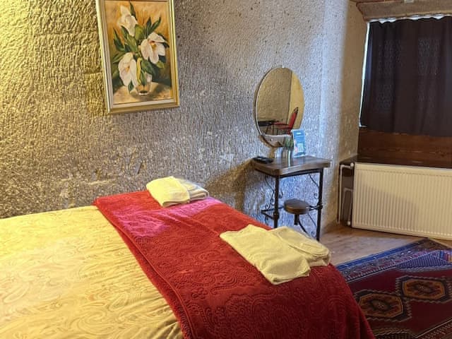 Family Triple Deluxe Cave Room