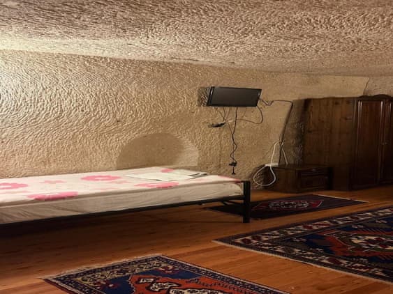 Economic Triple Cave Room