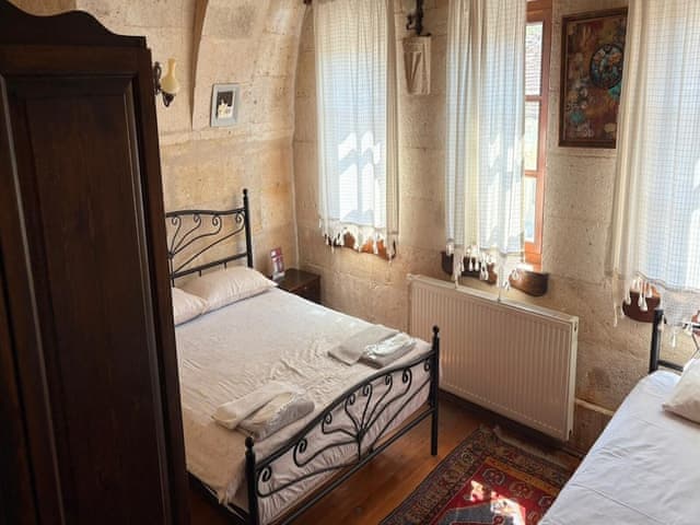 Family triple arch room