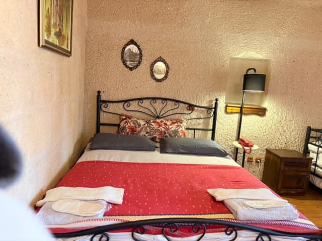 Family Triple Deluxe Cave Room