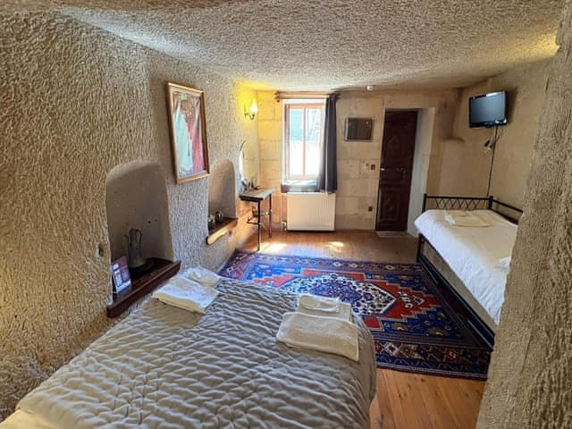 Family Triple Deluxe Cave Room
