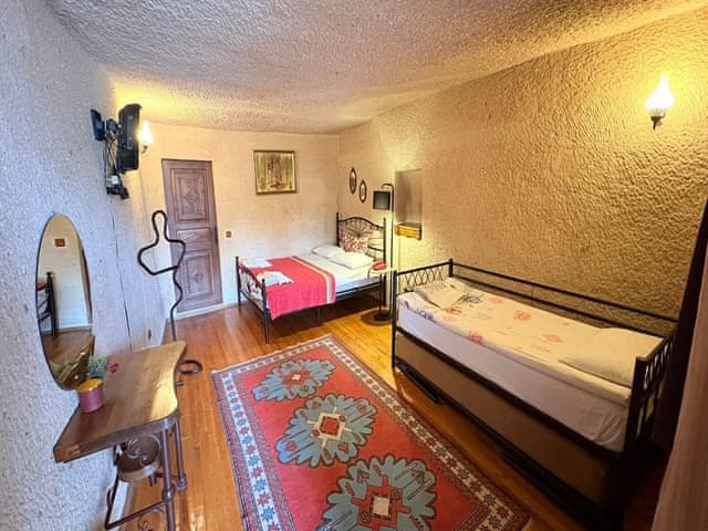 Family Triple Deluxe Cave Room