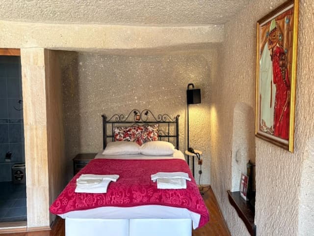 Family Triple Deluxe Cave Room
