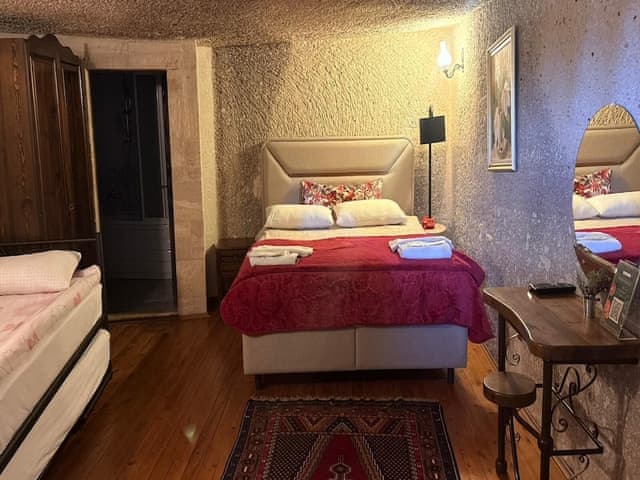Family Triple Deluxe Cave Room