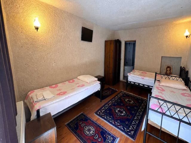 Economic Triple Cave Room
