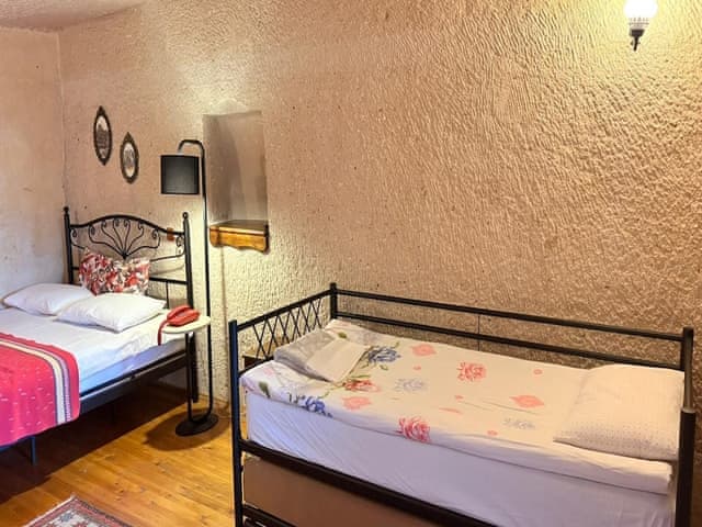 Family Triple Deluxe Cave Room