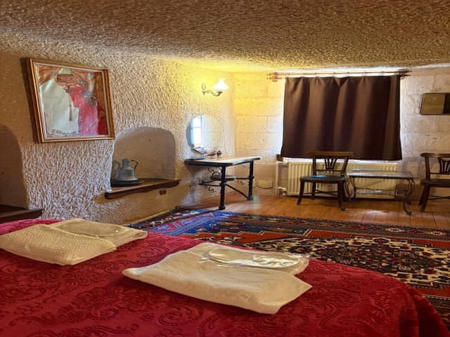 Family Triple Deluxe Cave Room