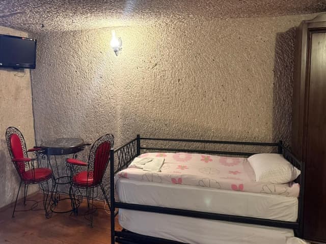 Family Triple Deluxe Cave Room