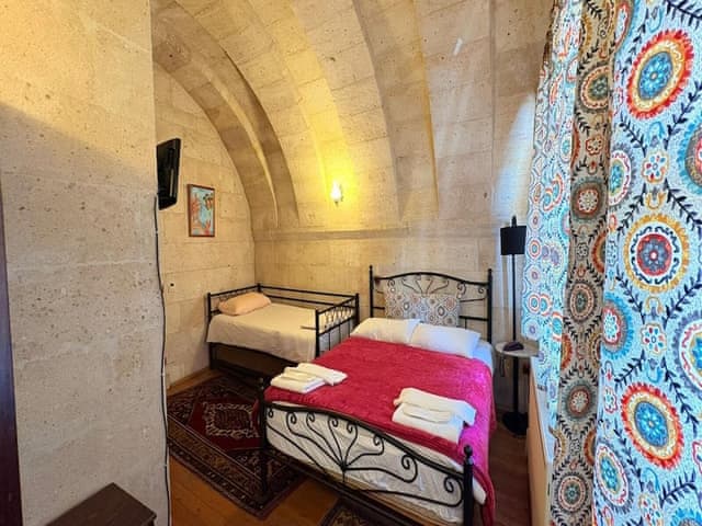 Family triple arch room