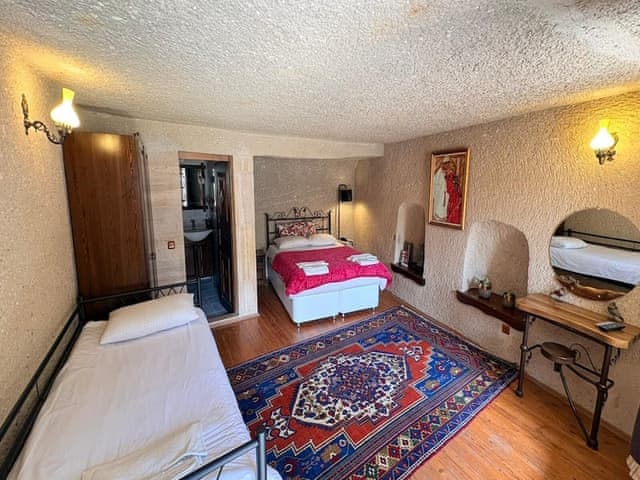 Family Triple Deluxe Cave Room