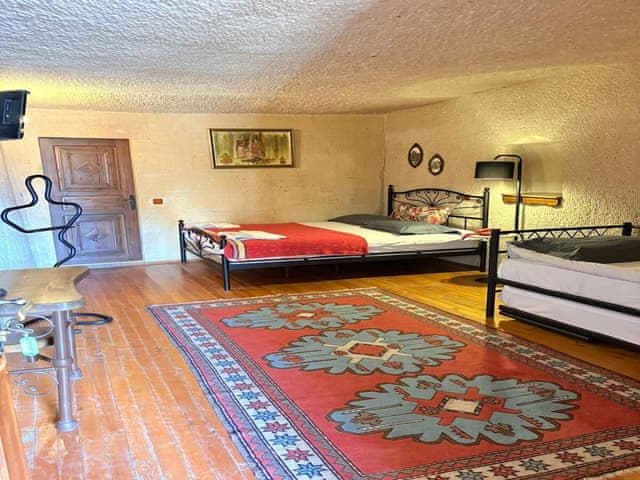 Family Triple Deluxe Cave Room