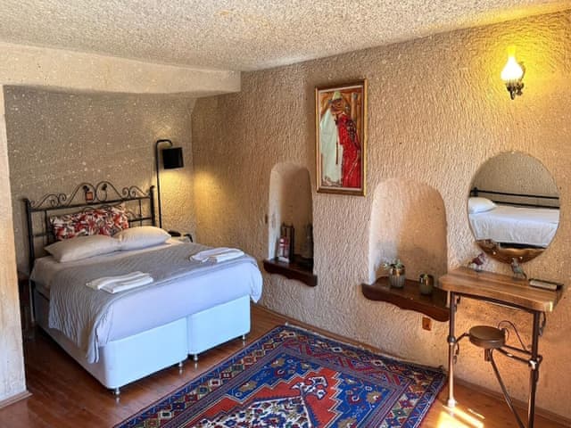 Family Triple Deluxe Cave Room