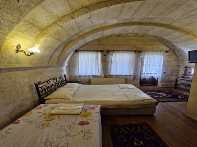 Family triple arch room