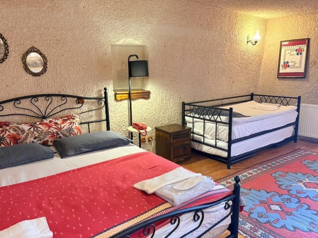 Family Triple Deluxe Cave Room