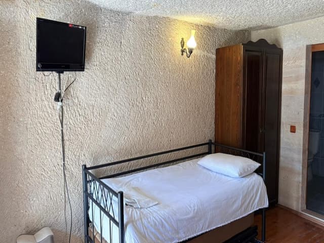 Family Triple Deluxe Cave Room
