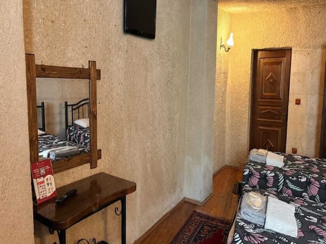 Economic Triple Cave Room