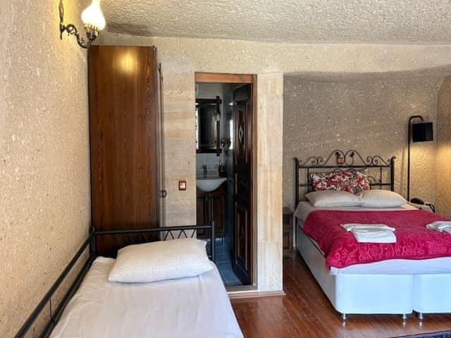 Family Triple Deluxe Cave Room