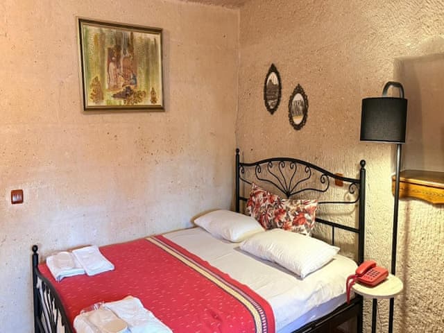 Family Triple Deluxe Cave Room