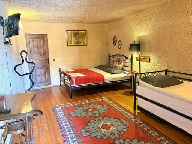 Family Triple Deluxe Cave Room