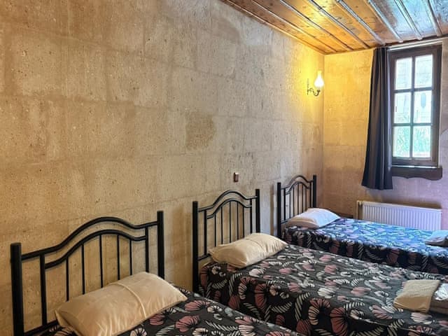 Economic Triple Cave Room