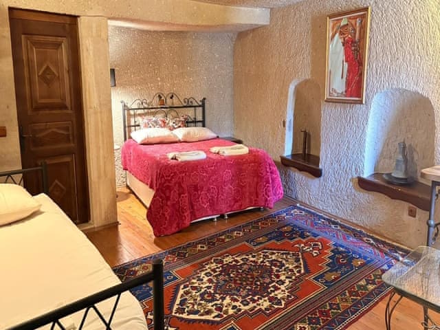 Family Triple Deluxe Cave Room