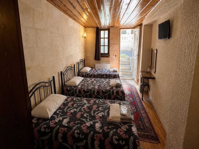 Economic Triple Cave Room