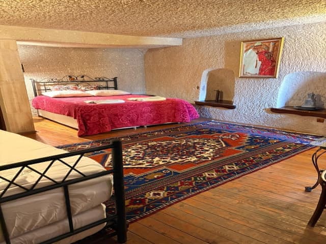 Family Triple Deluxe Cave Room