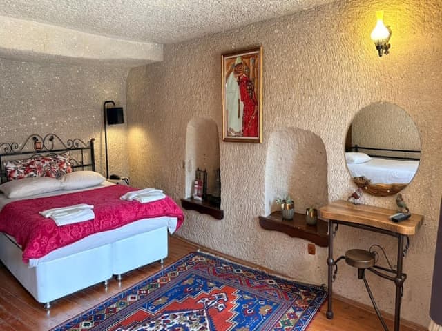 Family Triple Deluxe Cave Room