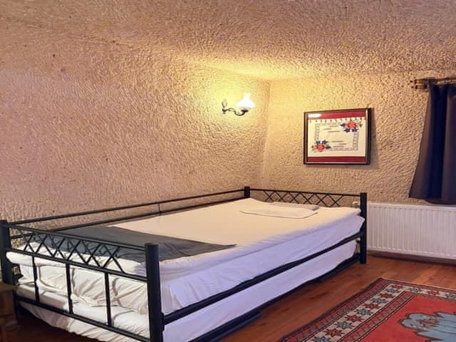 Family Triple Deluxe Cave Room