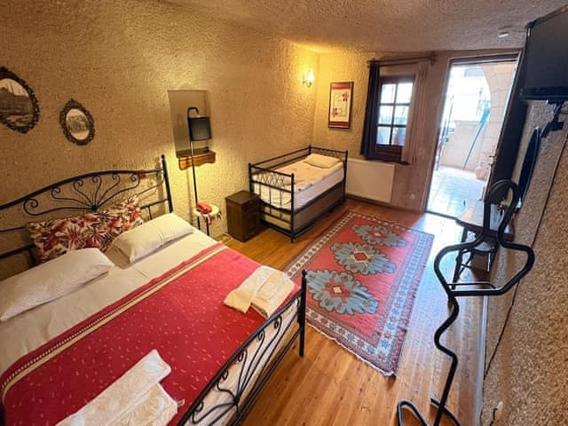 Family Triple Deluxe Cave Room