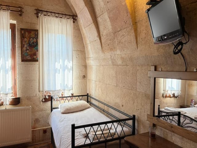 Family triple arch room
