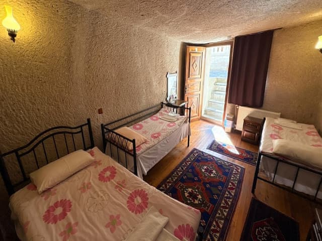 Economic Triple Cave Room
