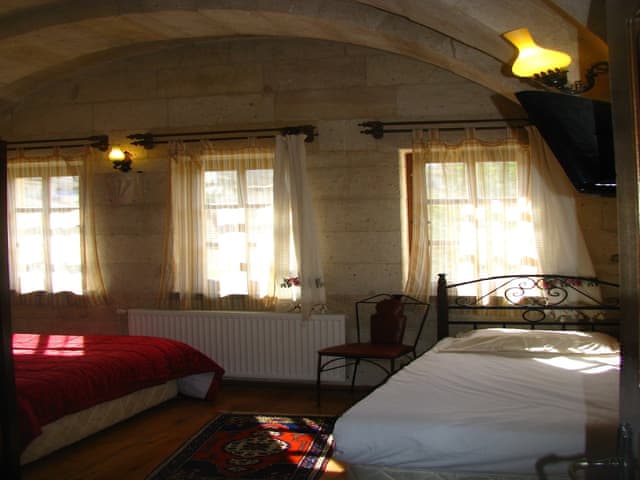 Family triple arch room